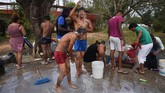 Trump menyebut mereka berusaha mendapatkan perlindungan DACA dan menciptakan situasi berbahaya. (AFP Photo/Victoria Razo)