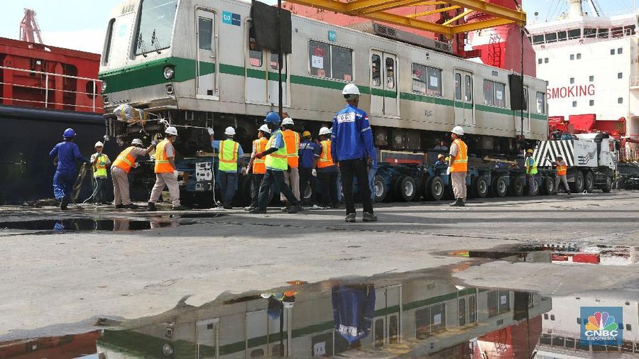 Kedatangan 10 gerbong Commuter Line tersebut berbarengan dengan dua rangkaian (12 kereta) MRT Jakarta.