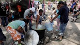 Namun, ratusan di antara mereka mesti dideportasi kembali ke negara asalnya. (REUTERS/Henry Romero)