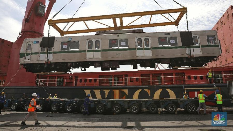 Kedatangan 10 gerbong Commuter Line tersebut berbarengan dengan dua rangkaian (12 kereta) MRT Jakarta.