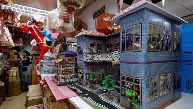 Festival Qingming biasa dikenal juga sebagai upacara orang-orang yang membersihkan makam dan memberi persembahan kepada roh leluhur.