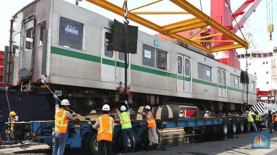 Kedatangan 10 gerbong Commuter Line tersebut berbarengan dengan dua rangkaian (12 kereta) MRT Jakarta.