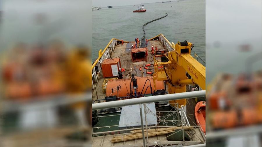 Kepala KSOP Balikpapan menargetkan pembersihan perairan Balikpapan dari tumpahan minyak akan rampung pada akhir pekan ini.