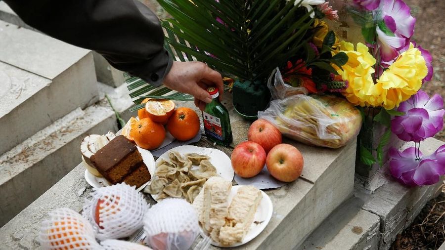 Festival Qingming biasa dikenal juga sebagai upacara orang-orang yang membersihkan makam dan memberi persembahan kepada roh leluhur.