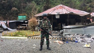 Jokowi ke Papua dan Bayang Ketakutan Warga pada TNI-OPM