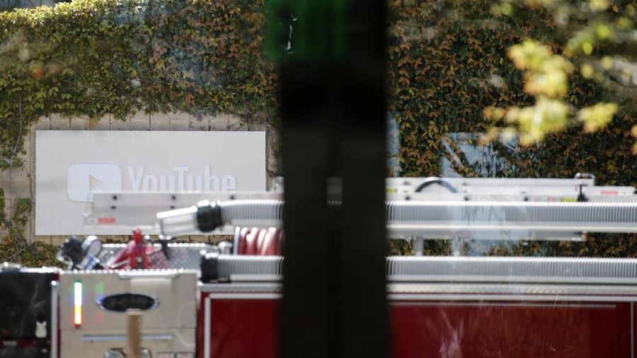 Seorang wanita melepaskan tembakan dan melukai tiga orang karyawan di kantor pusat YouTube sebelum menembak dirinya sendiri.