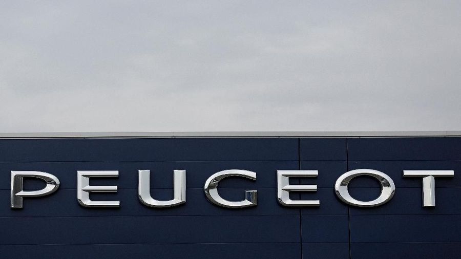 FILE PHOTO: The brand name of Peugeot, part of French carmaker PSA Group, is seen at a dealership of the brand in Saverne, France, January 9, 2018. REUTERS/Vincent Kessler/File Photo