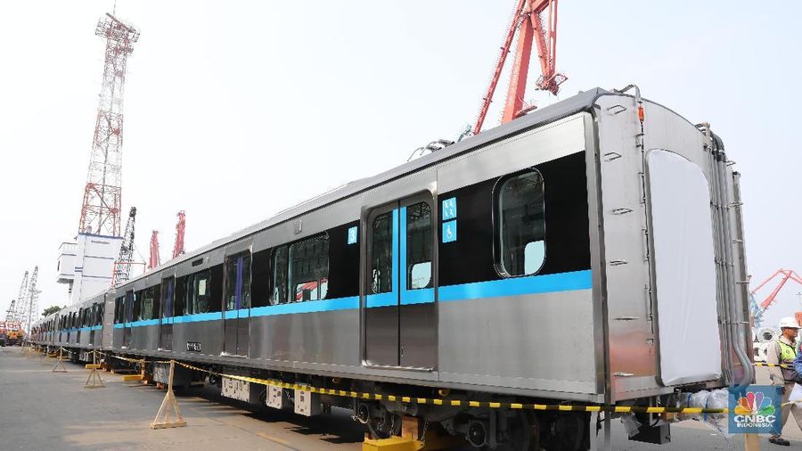 Menteri Perhubungan Budi Karya didampingi Direktur Konstruksi MRT, Silvia Halim meninjau Rangkaian kereta MRT yang tiba di Pelabuhan Tanjung Priok, Jakarta.