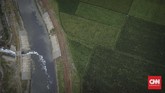 Aliran sungai Cikijing berwarna hitam akibat dialiri limbah tekstil mengalir ke Kampung Rancalongong, Solokan Jeruk, Kabupaten Bandung, Sabtu (31/3). Di sisi lain, Presiden Jokowi meminta Citarum tak lagi menjadi tempat limbah raksasa. (CNNIndonesia/Adhi Wicaksono)