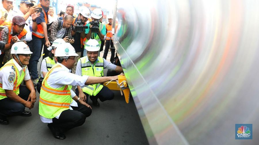 Menteri Perhubungan Budi Karya didampingi Direktur Konstruksi MRT, Silvia Halim meninjau Rangkaian kereta MRT yang tiba di Pelabuhan Tanjung Priok, Jakarta.