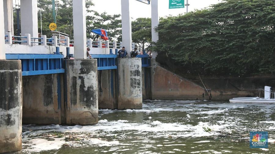 Aliran air yang keluar dari Pintu Air Weir-3 menuju ke hilir 100 meter dari pintu air tidak sederas pada minggu kemarin.