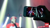 Meski tak lagi menguasai pasar, musik hip hop ala Iwa K masih dicintai penggemarnya, terutama yang berasal dari generasi 90-an. Mereka 'bebas lepas' di konser Rabu (4/4) malam. (CNN Indonesia/M. Andika Putra)