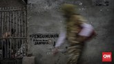 Warga menyatakan Citarum menjadi sumber penghidupan mereka, walaupun aliran limbah 'menyerang' setiap hari. Greenpeace menyatakan kerugian warga akibat limbah mencapai Rp11 triliun. (CNNIndonesia/Adhi Wicaksono).