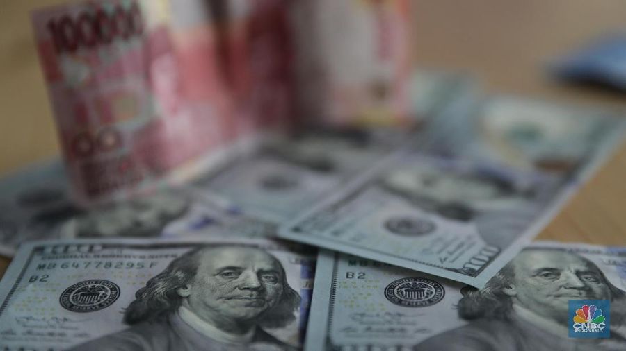 Dollar-Rupiah (վ/Muhammad Sabki)
