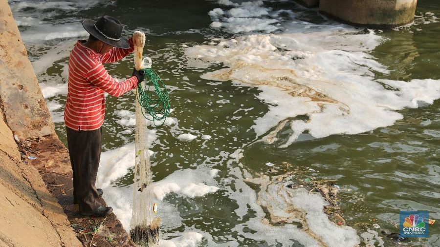 Aliran air yang keluar dari Pintu Air Weir-3 menuju ke hilir 100 meter dari pintu air tidak sederas pada minggu kemarin.