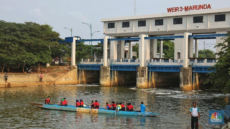 Aliran air yang keluar dari Pintu Air Weir-3 menuju ke hilir 100 meter dari pintu air tidak sederas pada minggu kemarin.