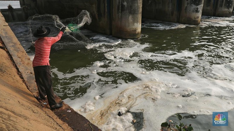 Aliran air yang keluar dari Pintu Air Weir-3 menuju ke hilir 100 meter dari pintu air tidak sederas pada minggu kemarin.