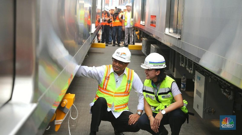 Menteri Perhubungan Budi Karya didampingi Direktur Konstruksi MRT, Silvia Halim meninjau Rangkaian kereta MRT yang tiba di Pelabuhan Tanjung Priok, Jakarta.