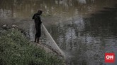 Salah seorang warga yang tinggal di kawasan Sungai Cikijing melakukan aktivitas keseharian, Sabtu (31/3). Cikijing menjadi tempat pembuangan limbah dari industri sehingga berpengaruh pada kehidupan masyarakat. (CNNIndonesia/Adhi Wicaksono.)