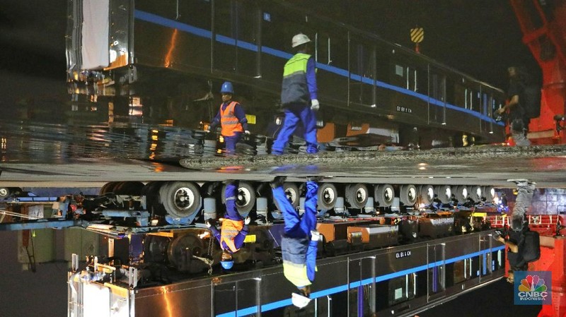 Kereta MRT dari Jepang tiba di Pelabuhan Tanjung Priok. Selanjutnya, kereta akan dikirim ke Depo MRT di Lebak Bulus.