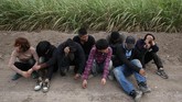 Namun, para imigran tak pernah menyerah. Beberapa dari mereka mengaku tak punya pilihan karena mustahil membangun kehidupan di kampung halaman. (Reuters/Loren Elliott)
