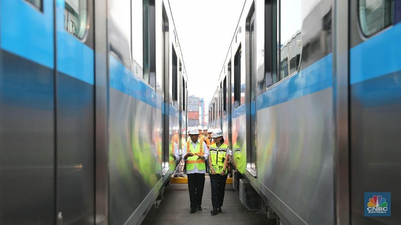 Menteri Perhubungan Budi Karya didampingi Direktur Konstruksi MRT, Silvia Halim meninjau Rangkaian kereta MRT yang tiba di Pelabuhan Tanjung Priok, Jakarta.