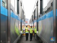 Budi Karya Tinjau Rangkaian MRT yang Tiba di Jakarta