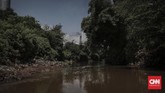 Pabrik yang beroperasi di salah satu kawasan anak usaha Sungai Citarum pada Sabtu (31/3). Pemerintah menyatakan pabrik menjadi salah satu penyumbang limbah di Citarum. (CNNIndonesia/Adhi Wicaksono.)
