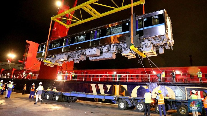 Kereta MRT dari Jepang tiba di Pelabuhan Tanjung Priok. Selanjutnya, kereta akan dikirim ke Depo MRT di Lebak Bulus.