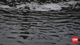 Warna pekat yang sering kali disertai buih menjadi tanda tercemarnya aliran Sungai Citarum, Sabtu (31/3). Warga pun terganggu karena sumber air mereka tercemar. (CNNIndonesia/Adhi Wicaksono).