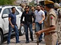 Bebas Bersyarat, Salman Khan Sapa Penggemar di Depan Rumah