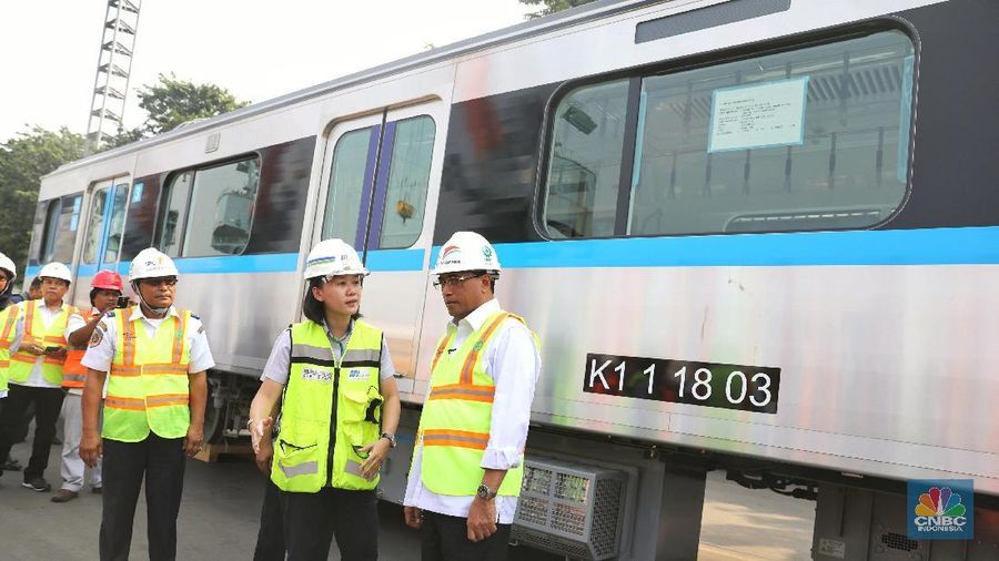 Menteri Perhubungan Budi Karya didampingi Direktur Konstruksi MRT, Silvia Halim meninjau Rangkaian kereta MRT yang tiba di Pelabuhan Tanjung Priok, Jakarta.