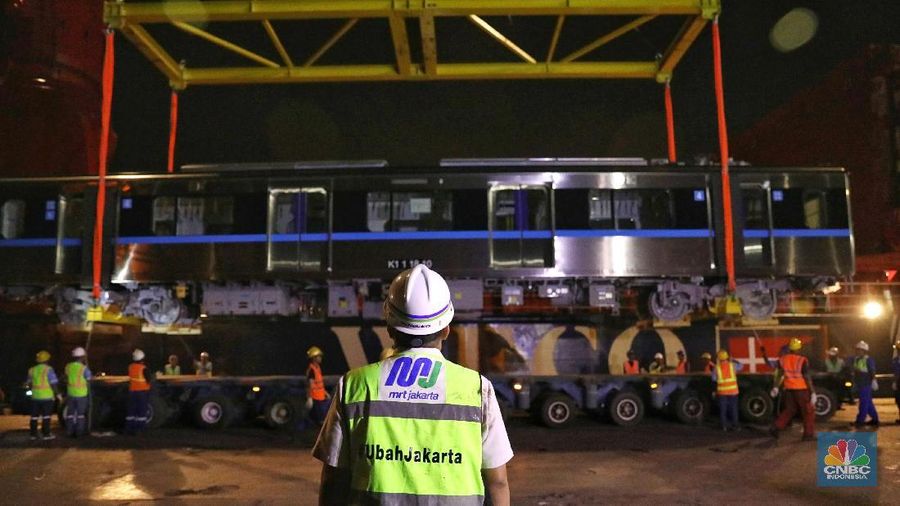 Kereta MRT dari Jepang tiba di Pelabuhan Tanjung Priok. Selanjutnya, kereta akan dikirim ke Depo MRT di Lebak Bulus.