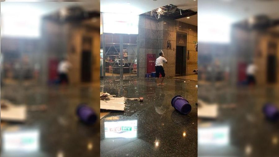 Masalah kebocoran hingga rubuhnya plafon di gedung Bursa Efek Indonesia (BEI) kemarin sore telah ditangani oleh pihak pengelola gedung,