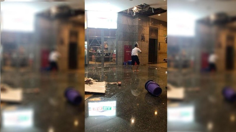 Masalah kebocoran hingga rubuhnya plafon di gedung Bursa Efek Indonesia (BEI) kemarin sore telah ditangani oleh pihak pengelola gedung,