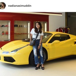 3 Cara Keren Hadapi Orang yang Suka Pamer Kekayaan