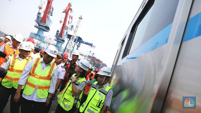 Menteri Perhubungan Budi Karya didampingi Direktur Konstruksi MRT, Silvia Halim meninjau Rangkaian kereta MRT yang tiba di Pelabuhan Tanjung Priok, Jakarta.