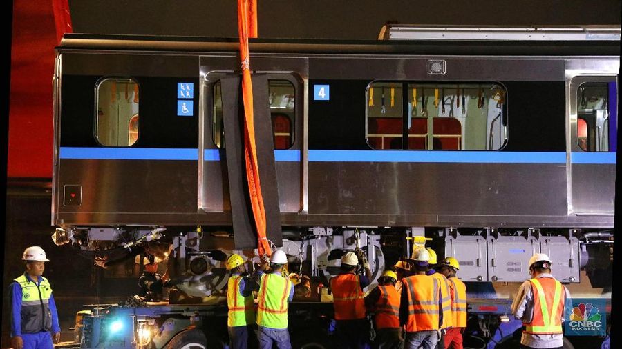 Kereta MRT dari Jepang tiba di Pelabuhan Tanjung Priok. Selanjutnya, kereta akan dikirim ke Depo MRT di Lebak Bulus.