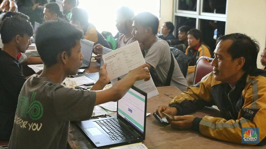 Pasca akusisi perusahaan transportasi daring Uber Technologies oleh Grab ratusan driver Uber mendaftarkan diri ke Grab.