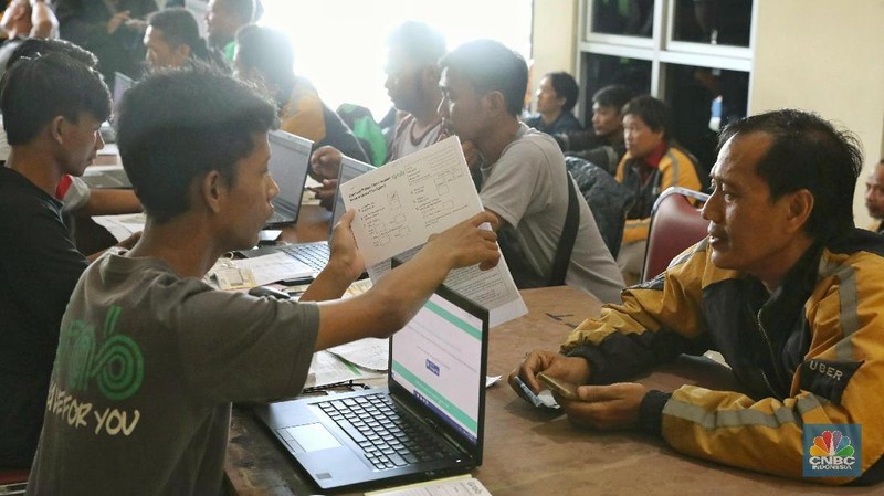 Pasca akusisi perusahaan transportasi daring Uber Technologies oleh Grab ratusan driver Uber mendaftarkan diri ke Grab.