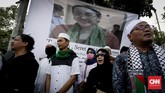 Massa juga mengekspresikan protes terhadap Sukmawati dengan membawa foto putri Proklamator itu, dengan menambahkan tulisan berupa tuntutan hukum kepada putri Proklamator itu. (CNNIndonesia/Safir Makki)