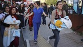 Para saksi mengaku tidak ada alarm peringatan kebakaran. Mereka mengetahui peristiwa kebakaran tersebut dari orang-orang yang berteriak. (Emrah Yorulmaz - Anadolu Agency )