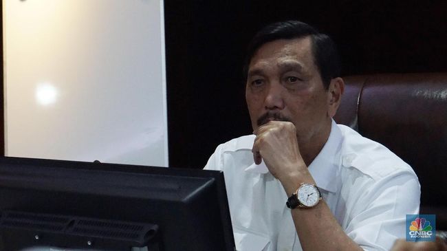 Luhut Suddenly Talks About Omnibus Law, Tol, to Egg & Chicken