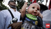 Slamet bahkan menyebut tidak menutup kemungkinan terulang demonstrasi lebih besar dari hari ini jika polisi tidak memproses kasus puisi Sukmawati Soekarnoputri. (CNN Indonesia/Safir Makki)