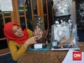 'Reinkarnasi' Plastik Bekas Laundry Jadi Kostum Unik