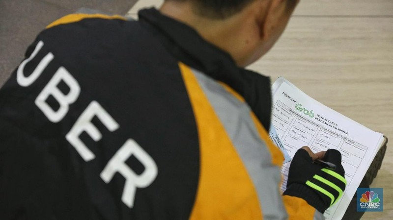 Pasca akusisi perusahaan transportasi daring Uber Technologies oleh Grab ratusan driver Uber mendaftarkan diri ke Grab.