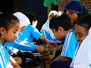 Mematahkan Stereotip Gender dengan Dolanan Anak