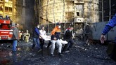 Petugas pemadam kebakaran dari berbagai distrik di Istanbul dikerahkan dan bekerja sama dengan tim medis untuk menyelamatkan pasien. Adapun staf rumah sakit memindahkan peralatan medis. (REUTERS/Osman Orsal)