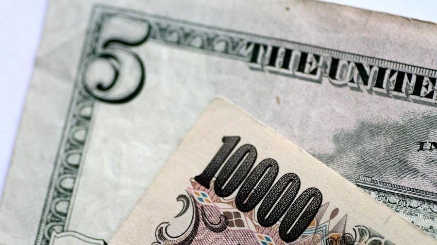 Rupiah menguat terhadap yen Jepang pada siang ini. Sentimen penguatan datang dari tensi perang dagang yang sedikit mereda.