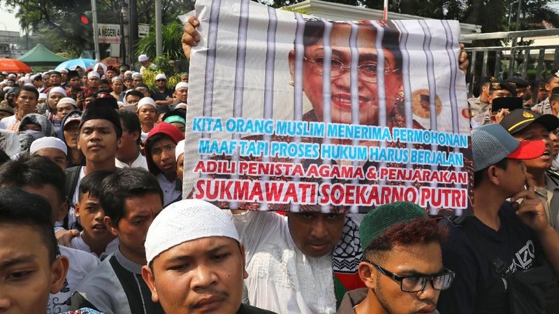 Aksi tersebut membuat Lalin di lokasi dialihkan dari arah Masjid Istiqlal, Jl Medan Merdeka Timur, dibelokkan ke Jl Medan Merdeka Utara.